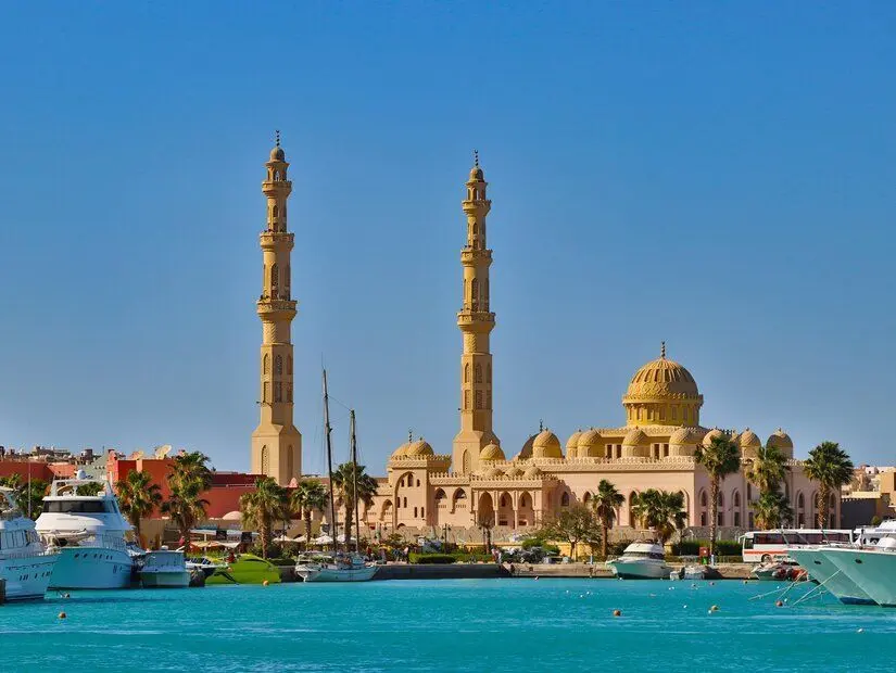 Mısır'ın Hurghada kentindeki El Mina Camii adlı devasa cami görünümü