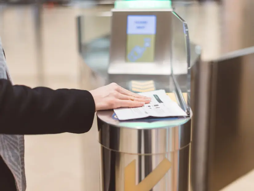elektronik pasaport ve uçak bileti geçiş
