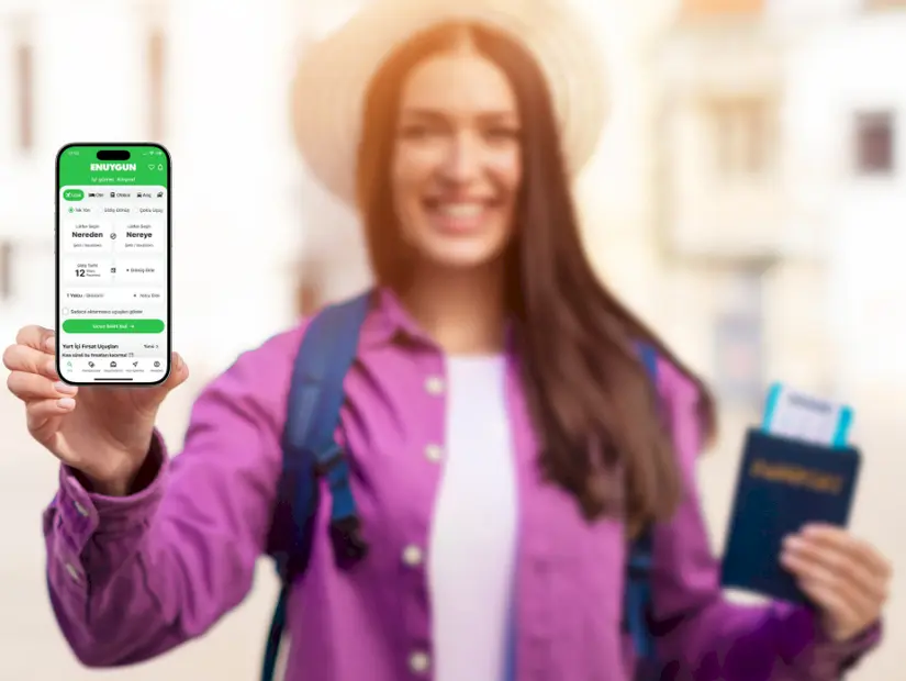 enıuygun mobil uygulama üzerinden fiyat araştıran mutlu gezgin