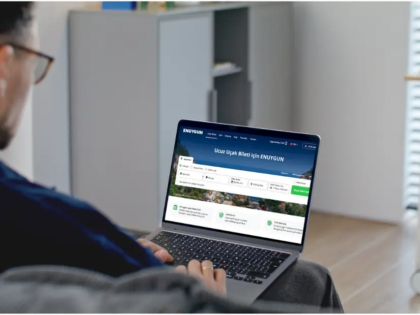 Enuygun web sayfasından bilet alan adam