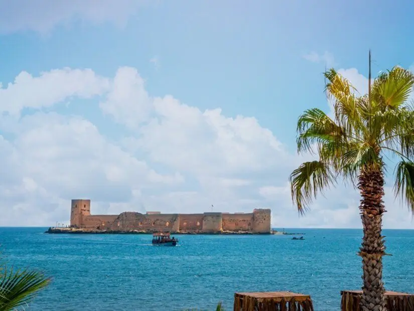 Erdemli Türkiye'nin Mersin şehrindeki tarihi deniz kenarı kız kalesi