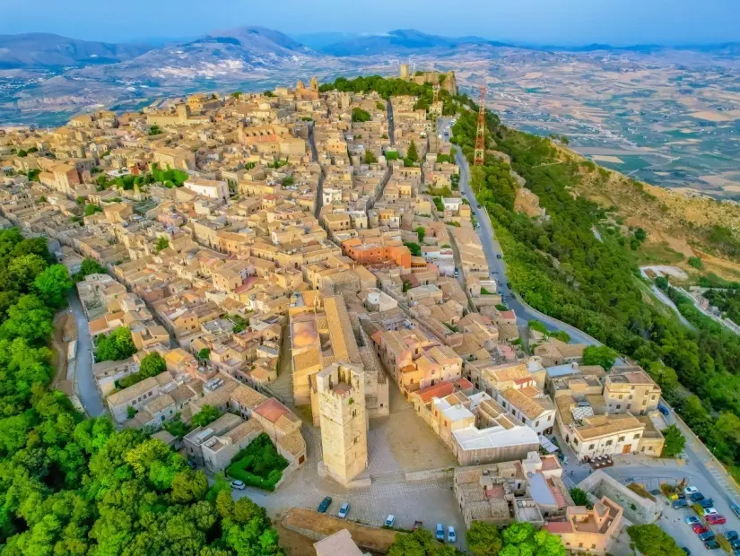Erice kentinin havadan görünümü