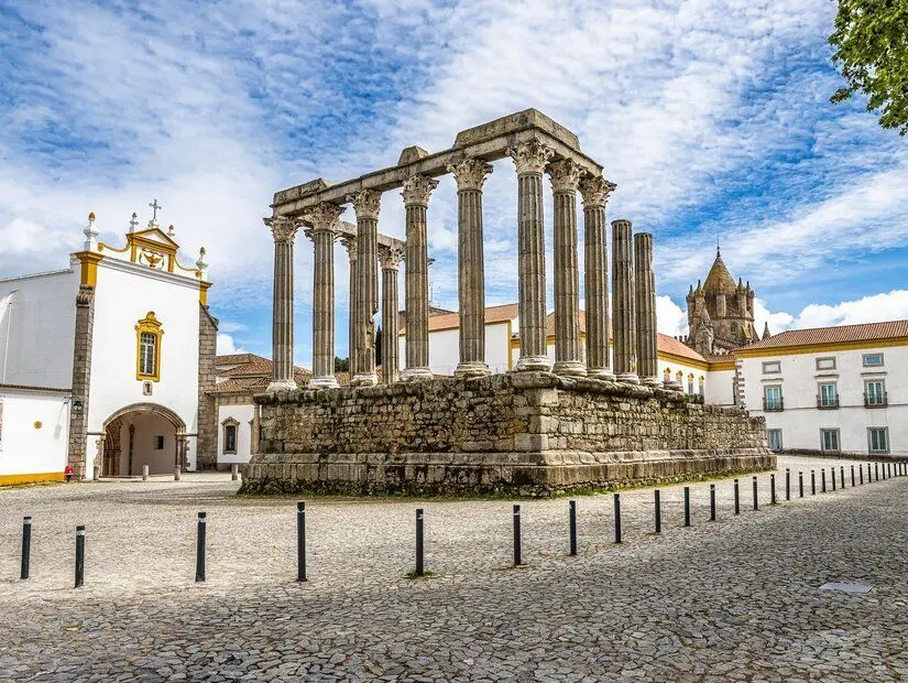 Evora, Alentejo, Portekiz'deki Roma Tapınağı kalıntıları.