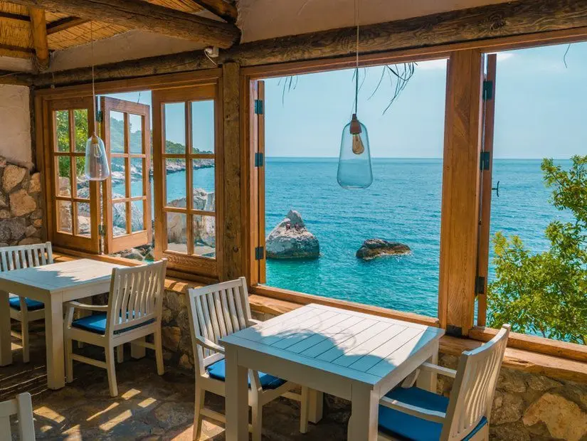 faralyada bulunan deniz manzaralı restaurant