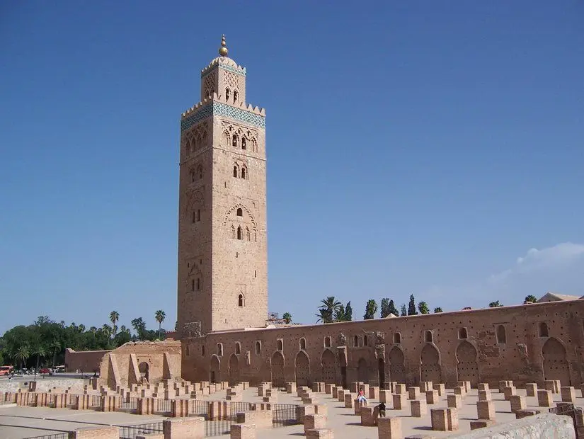 Koutoubia Camii dış görünümü marakeş