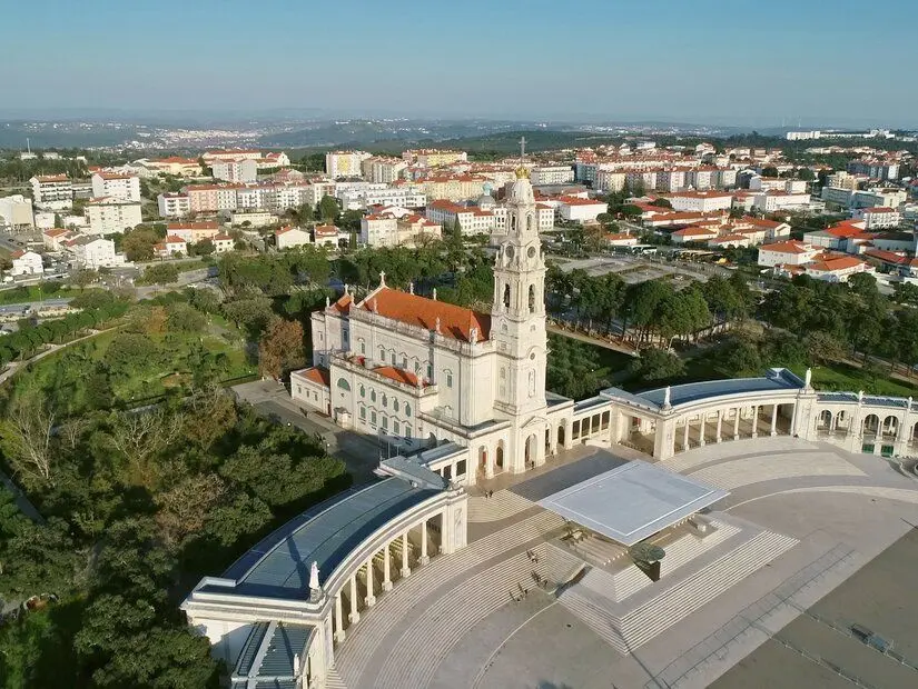 Portekiz'deki Katolik hac merkezi Fatima'daki katedral kompleksi ve kilisenin havadan görünüşü