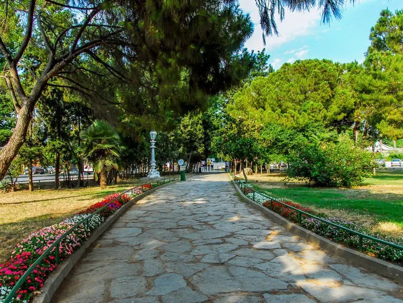 Fenerbahçe Parkı'nda yürüyüş yolu ve çevreleyen ağaçlar