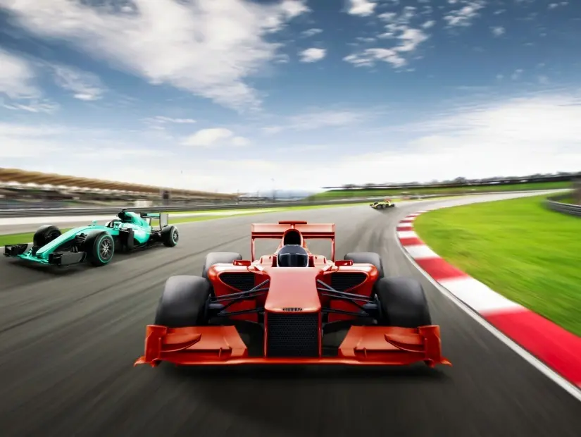 Hareket bulanıklığı arka planı, viraj sahnesi ile yarış pistinde yarışan formula arabaları