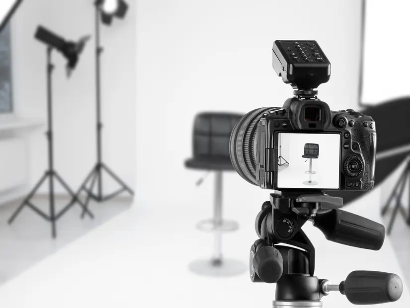 Fotoğraf stüdyosunda tripod üzerinde profesyonel kamera görünümü