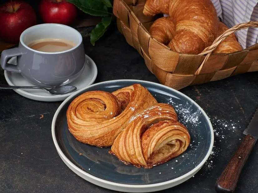 Tarçınlı Hamburg çöreği (Franzbrötchen)