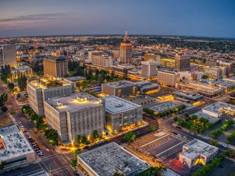 Alacakaranlıkta Fresno, California  havadan görünümü
