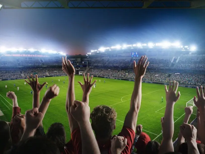 Futbol şampiyonası maçında stadyumda takımlarını destekleyen taraftarların genel görüntüsü