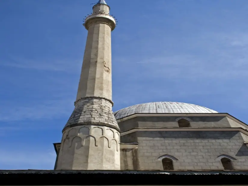 Gazi Mehmet Paşa Camii (Bayraklı Camii) görünümü