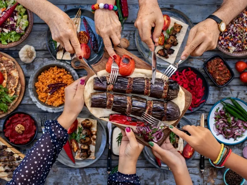 Kebap yiyen aile