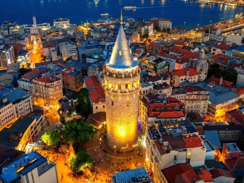 galata kulesi akşam ışıklandırılmalı görünümü