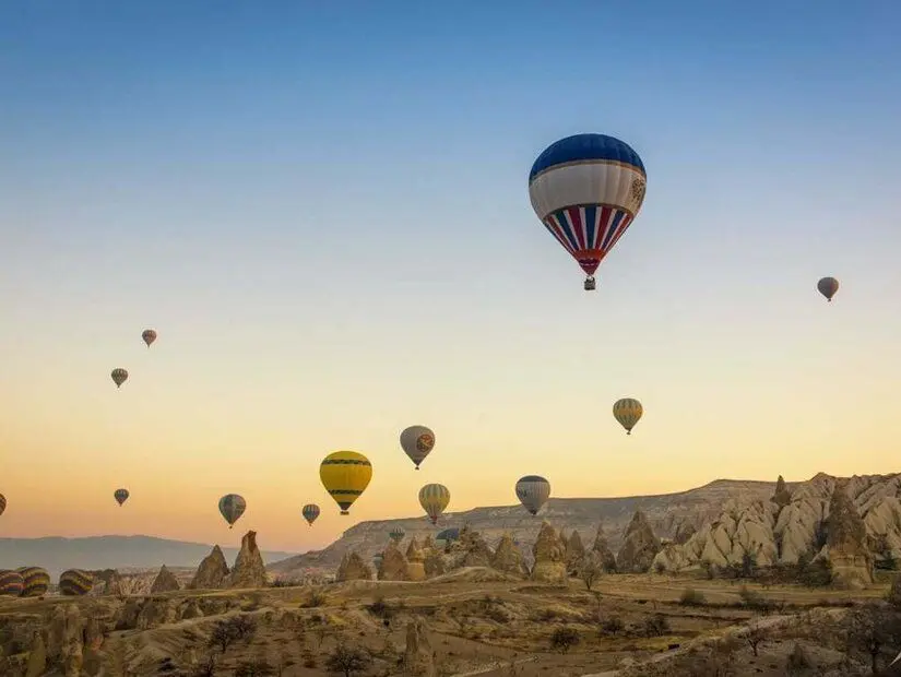 Göreme Milli Parkı uçan hava balonlu görünümü