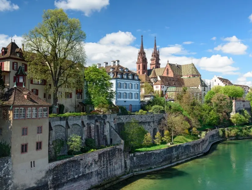 Ren nehrinin sol kıyısında bulunan Basler Muenster Katedrali'nin bulunduğu eski mahalle Grossbasel