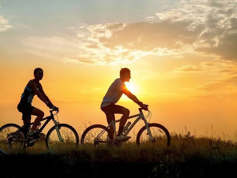 Günbatımı bisiklet