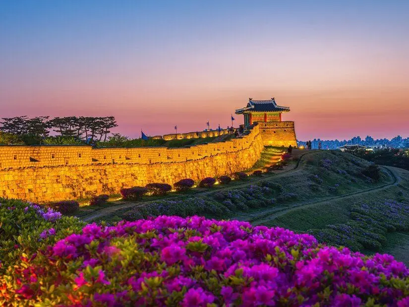 UNESCO Dünya Mirası Alanı olan Hwaseong Kalesi'nde günbatımı manzarası.