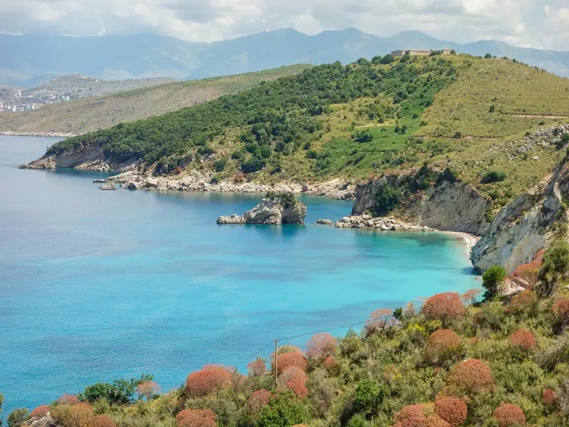 Güvercin Mağarası Koyu (Shpella e Pellumbave) görünümü
