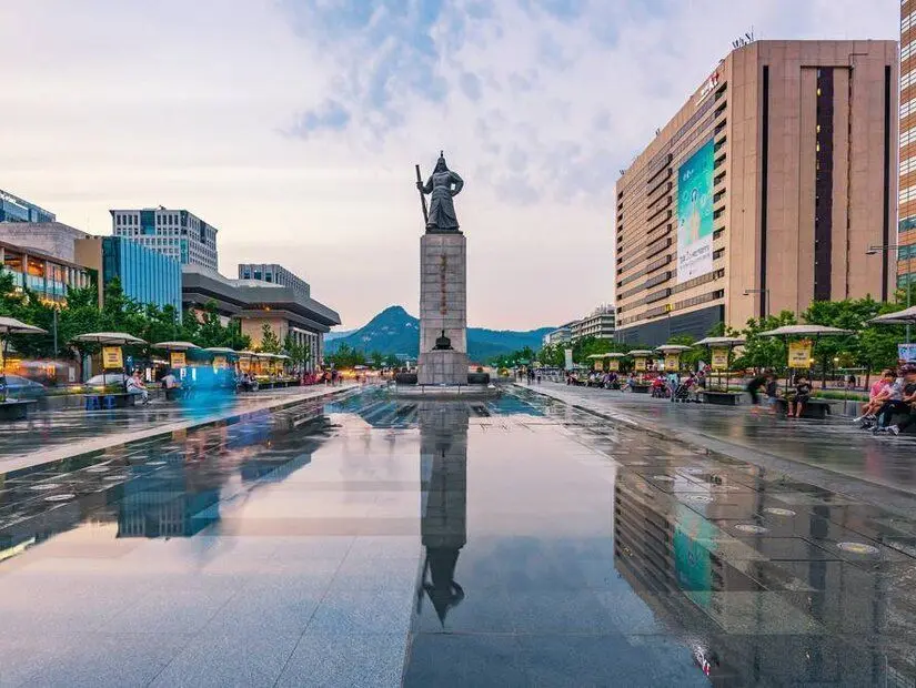 Amiral Yi Sun-sin heykelinin bulunduğu Gwanghwamun Plaza