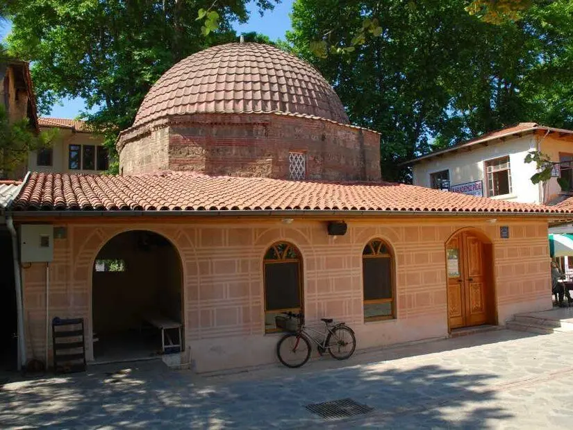 Hacı Özbek Camii dış görünümü