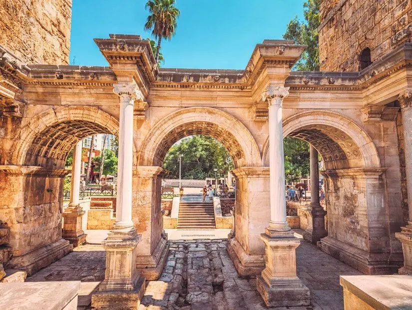 Antalya'daki ünlü kapının veya Hadrianus kemerinin dikey görünümü.