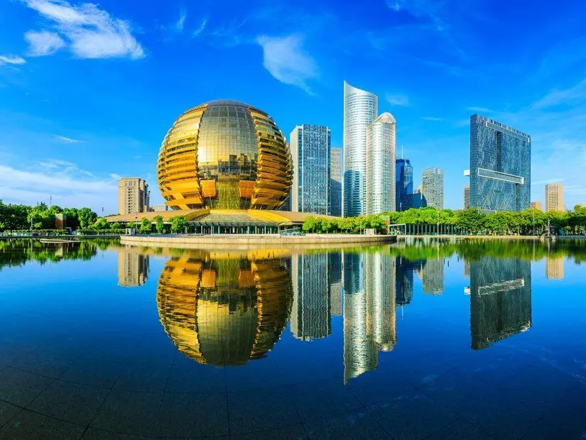  Çin'in Hangzhou şehrindeki modern şehir silüeti ve binalar.