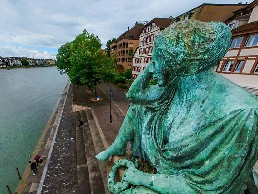 Helvetia auf Reisen (Yolculuktaki Helvetia Heykeli) görünümü