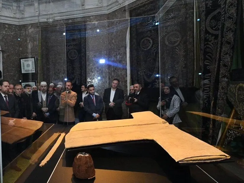 Hırka-i Şerif, caminin içinde özel olarak tasarlanmış bir bölümde gösteriliyor
