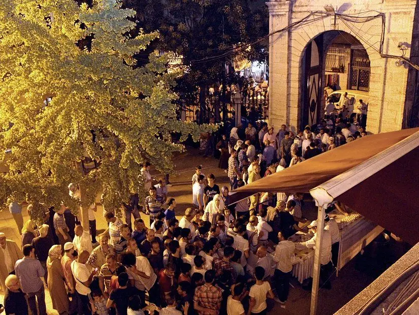 Hırka-i Şerif Camii ziyaret eden insanlar