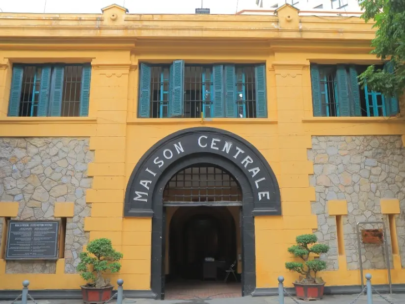 Hoa Lo Cezaevi Müzesi dış görünümü