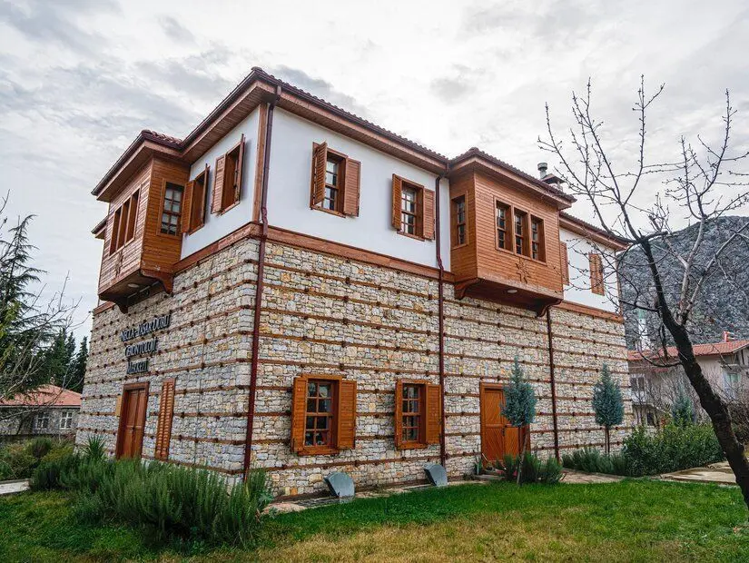 Türkiye'nin Antalya kentinde düğmeli evleri ve eski kestane ağacı İbradı'nın manzarası.