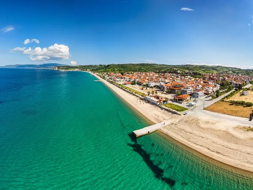 Yunanistan'ın Chalkidiki kentindeki Ierissos plajı görünümü