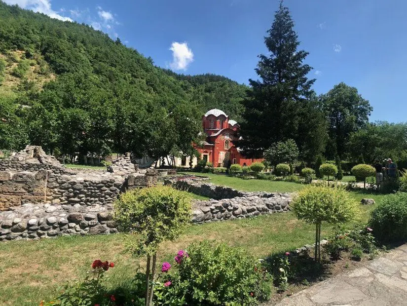  ağaçlar bulunan bahçede  ipek patrikhanesi