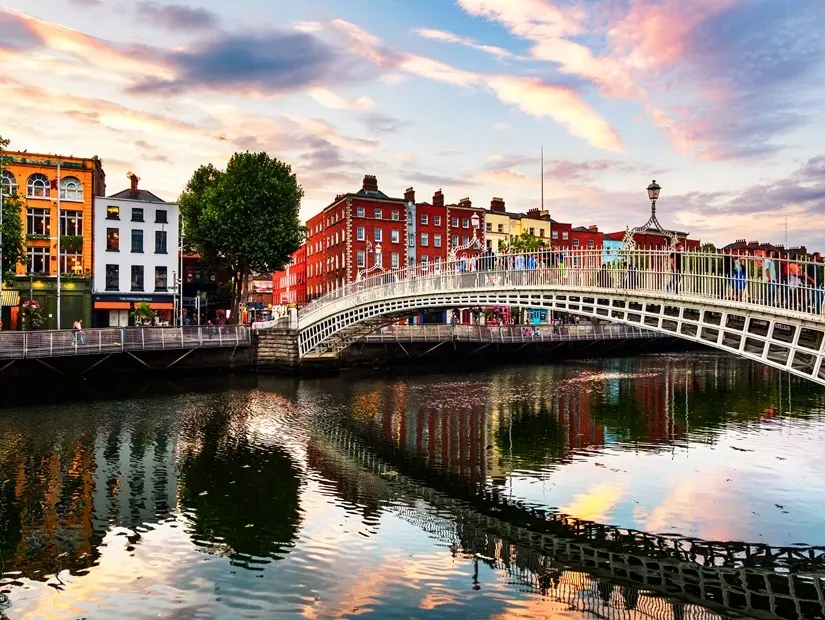 Dublin, İrlanda. Günbatımında Dublin, İrlanda'da ünlü ışıklı Ha Penny Köprüsü'nün gece manzarası
