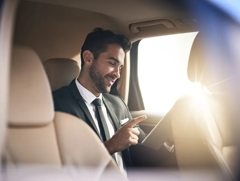 iş adamı otele transfer aracıyla gidiyor
