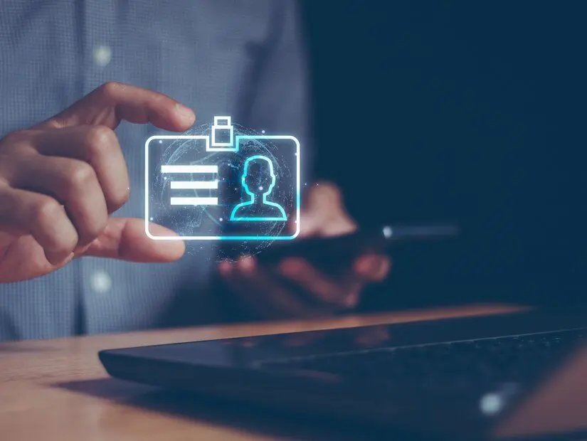 Modern iş kimlik doğrulaması dijital kimlik gizlilik kavramı için iş adamı el ele dijital kimlik profili bilgi kartı. Siber güvenlik, güvenli internet erişimi, dünyada veri koruması.