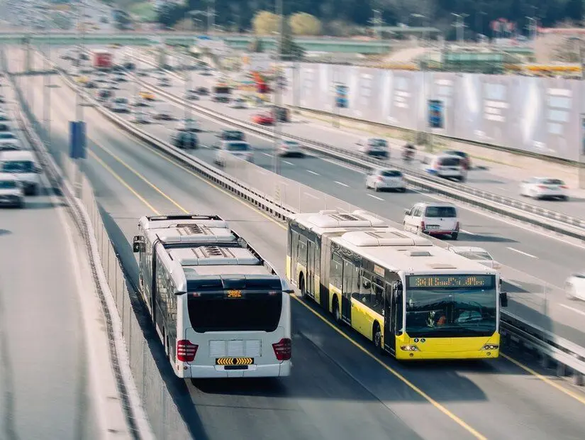 İstanbul'da otoyolun ortasında metrobüs hattı