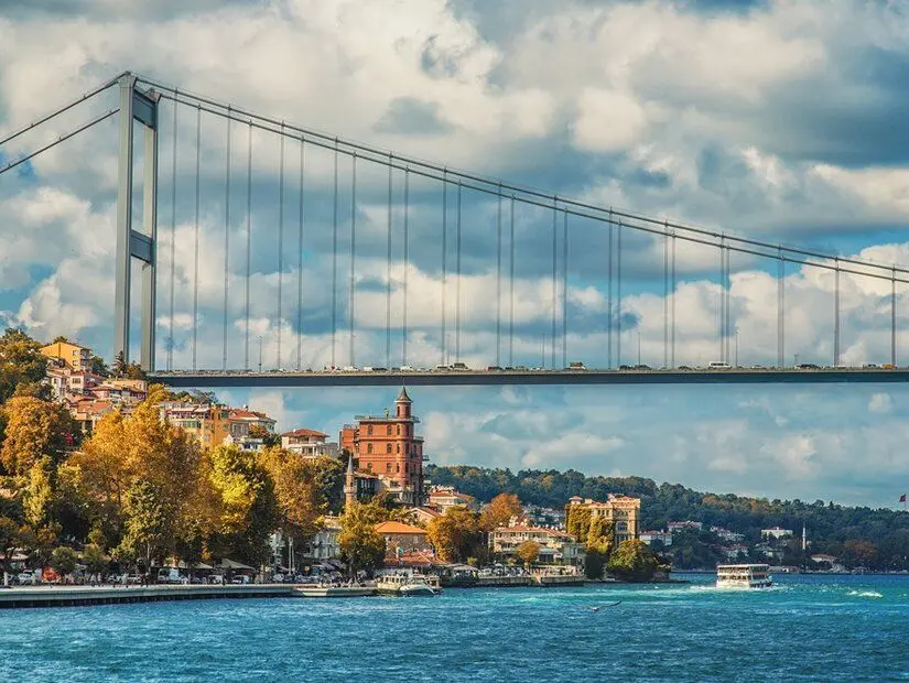 Perili Köşk ve sonbaharda Boğaz'daki Fatih Sultan Mehmet Köprüsü, İstanbul