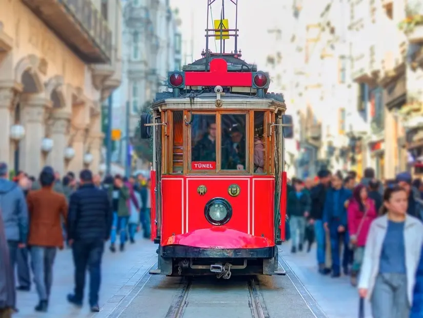 Taksim, Beyoğlu, İstanbul'da İstiklal Caddesi'nde nostaljik tramvay