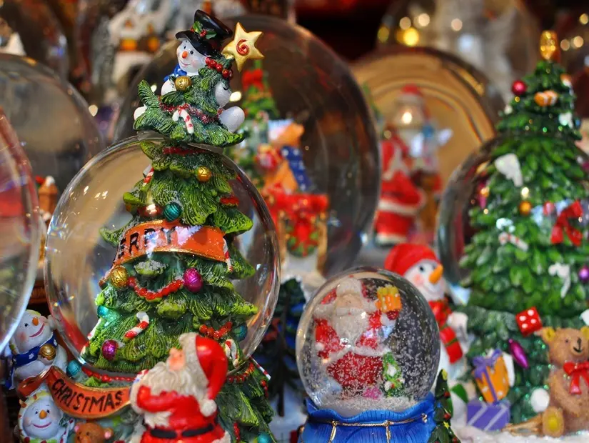 İtalya'nın Bressanone kentindeki (Brixen) bir Noel pazarında çeşitli Noel kar küreleri