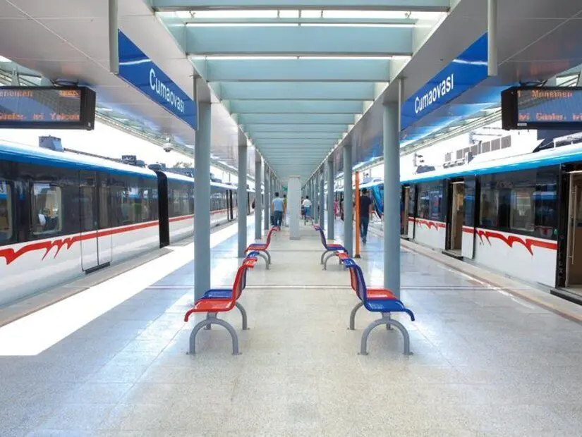 İzban Cumaovası metro durağı görünümü