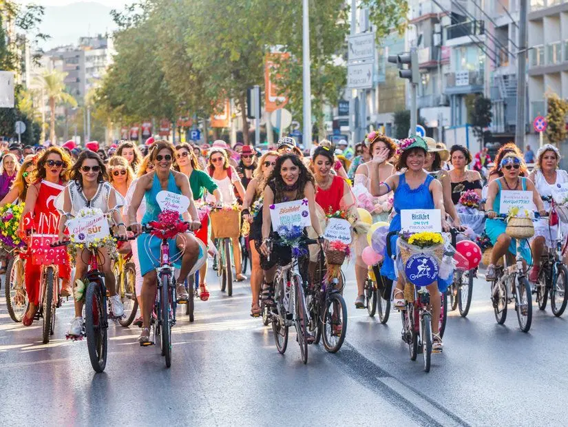 İzmir Süslü Kadınlar Bisiklet Turu