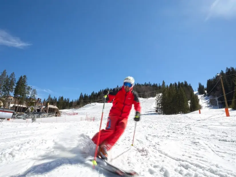 Jahorina Kayak Merkezi kayak yapan insanlar