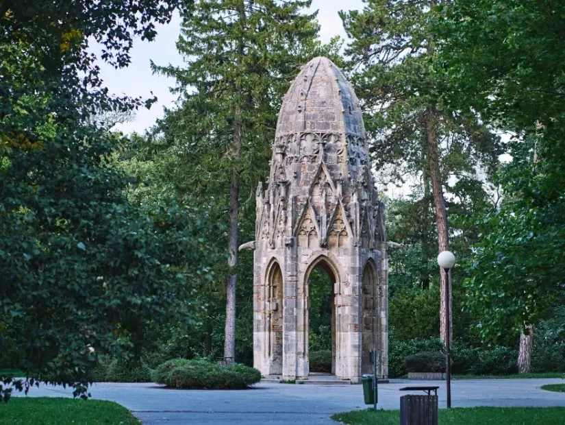 Slovakya'nın başkenti Bratislava'daki Sad Janka Krala parkındaki Fransisken kulesi