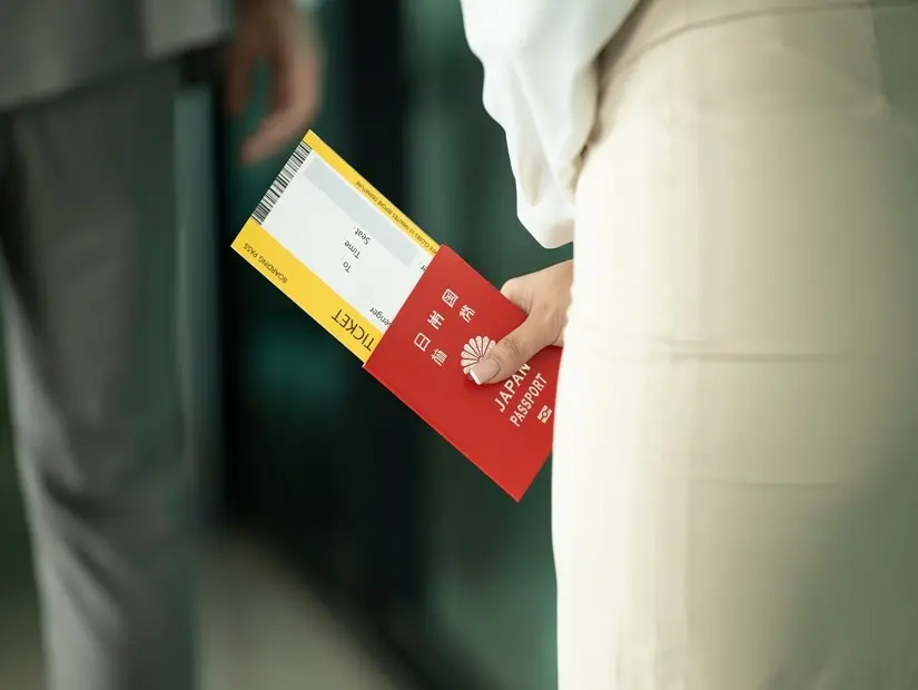 japonya pasaport elinde seyahat eden yolcu