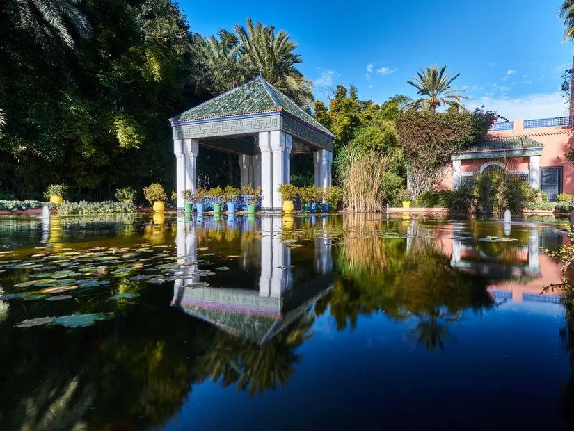Majorelle Bahçesi'nin göleti ve renkli yapıları Jardin Majorelle
