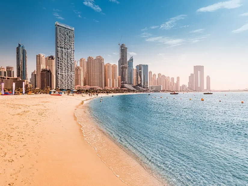 Jbr,Basra Körfezi'nin ılık sularının manzarasına sahip lüks kumlu plaj