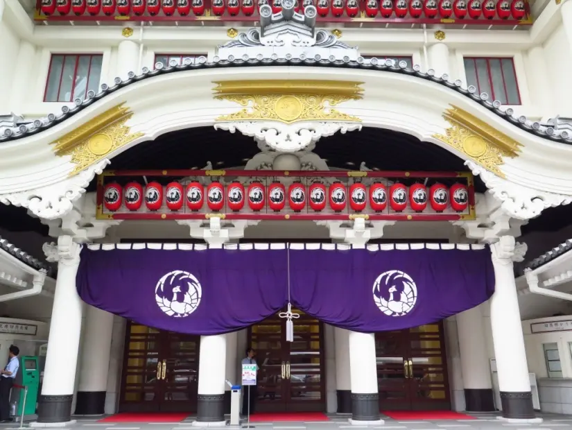 Ginza'da bulunan, Tokyo'daki geleneksel Japon Kabukiza Tiyatrosu